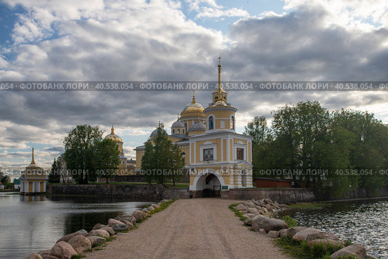 Тверская область. Осташков. Монастырь Нило-Столобенская (Нилова) пустынь. Богоявленский собор, церковь Преподобного Нила и церковь Петра и Павла. Центральный вход (2023 год). Редакционное фото, фотограф Литвяк Игорь / Фотобанк Лори