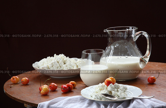 Творог, молоко и черешня. Стоковое фото, фотограф Марина Володько / Фотобанк Лори