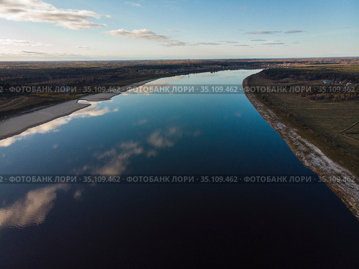 Two banks of a large river. Reflection of the sky in the water / Два берега большой реки. Отражение неба в воде. Стоковое фото, фотограф Яковлев Сергей / Фотобанк Лори