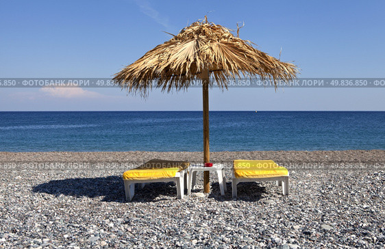 Two beach chair and umbrella at Aegean sea shore. Стоковое фото, агентство Ingram Publishing / Фотобанк Лори