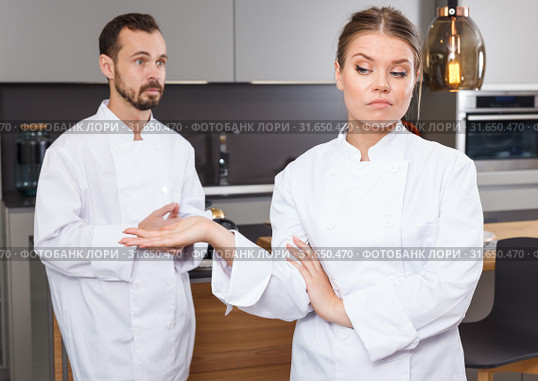 Two cooks having disagreements. Стоковое фото, фотограф Яков Филимонов / Фотобанк Лори