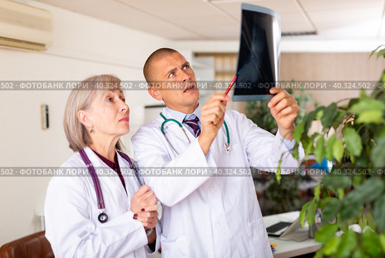 Two doctors analyzing roentgenogram. Стоковое фото, фотограф Яков Филимонов / Фотобанк Лори