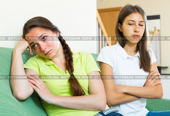 Two girls offended on each other. Стоковое фото, фотограф Яков Филимонов / Фотобанк Лори