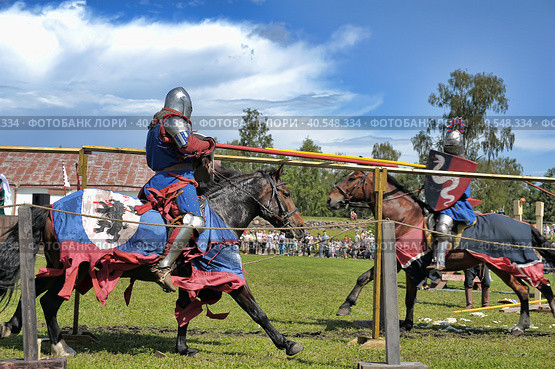 Two knights fight on spears at the festival of historical reconstruction "Russian Fortress" (2014 год). Редакционное фото, фотограф Анна Кривицкая / Фотобанк Лори