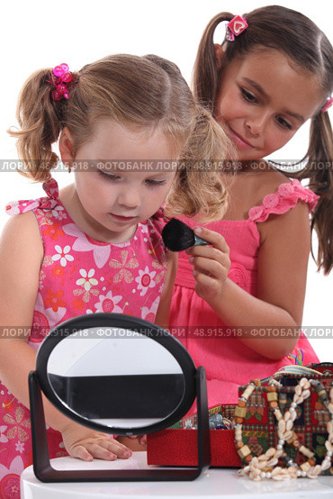Two little girls with pink dresses. Стоковое фото, агентство Ingram Publishing / Фотобанк Лори