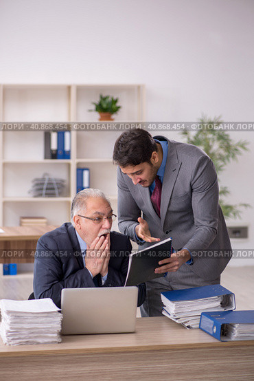 Two male colleagues working in the office. Стоковое фото, фотограф Elnur / Фотобанк Лори