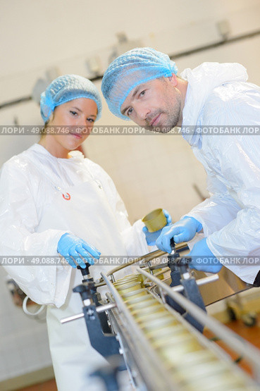 Two operatives working on a conveyor line. Стоковое фото, агентство Ingram Publishing / Фотобанк Лори