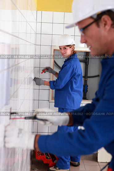 Two people tiling bathroom. Стоковое фото, агентство Ingram Publishing / Фотобанк Лори
