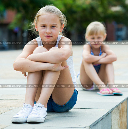 Two quarreled little girls. Стоковое фото, фотограф Яков Филимонов / Фотобанк Лори