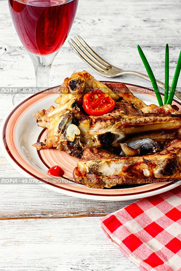 Two servings of roast beef,decorated with vegetables on decorated table. Стоковое фото, агентство Ingram Publishing / Фотобанк Лори