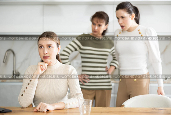 Two sisters during family quarrel accuse woman. Стоковое фото, фотограф Яков Филимонов / Фотобанк Лори