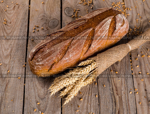 Two whole fresh challah bread with poppy and sesame seeds and honey wooden background. Стоковое фото, агентство Ingram Publishing / Фотобанк Лори