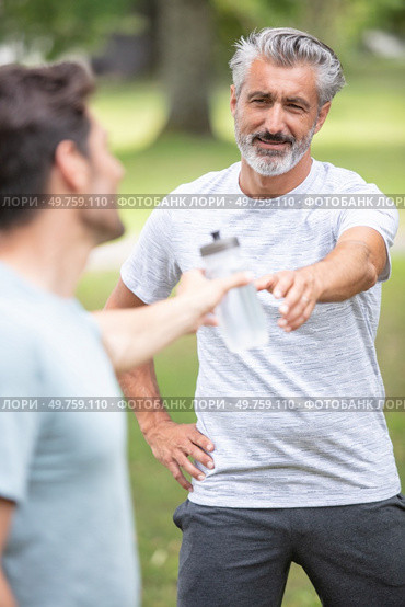 two young man drinking water from bottle. Стоковое фото, агентство Ingram Publishing / Фотобанк Лори