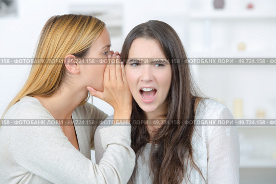 two young woman relying rumors. Стоковое фото, агентство Ingram Publishing / Фотобанк Лори