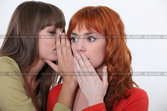 Two young women gossiping. Стоковое фото, агентство Ingram Publishing / Фотобанк Лори