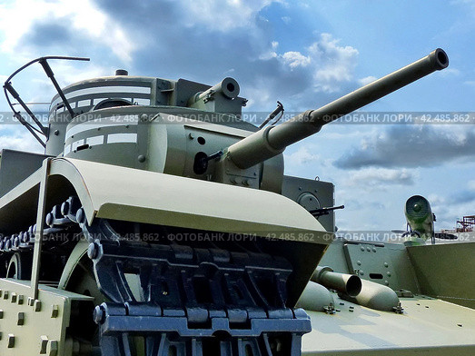 Тяжелый танк Т-35 обр. 1933 г.  Представляет собой пятибашенную боевую машину с пулеметно-пушечным вооружением, расположенным в два яруса. Является единственным в мире пятибашенным танком, выпускавшимся серийно. Музей военной техники. Верхняя Пышма, Россия (2016 год). Редакционное фото, фотограф Сергей Елизарьев / Фотобанк Лори