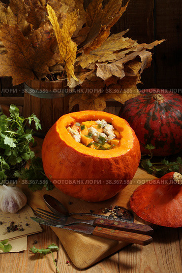 Тыква с мясом и овощами, приготовленная целиком в духовке. Стоковое фото, фотограф Марина Володько / Фотобанк Лори