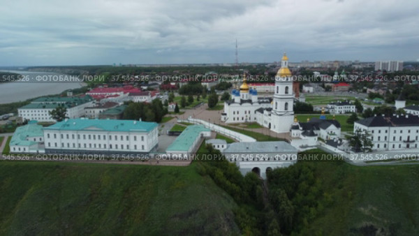 Tyumen, Russia - July 29, 2021: Aerial view onto temple in honor of the Reverend Seraphim of Sarov. Tura residential district. Стоковое видео, видеограф Сергей Буторин / Фотобанк Лори