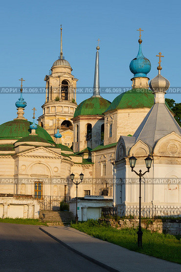 У старинной церкви Параскевы Пятницы солнечным июльским утром. Старица, Тверская область (2021 год). Стоковое фото, фотограф Виктор Карасев / Фотобанк Лори