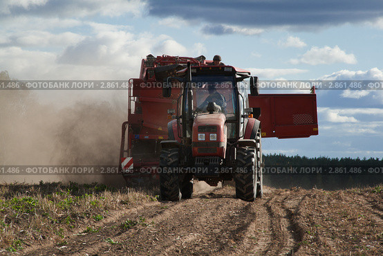 Уборка картофеля комбайном (2011 год). Редакционное фото, фотограф Ivan Ru / Фотобанк Лори