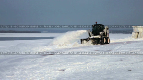 Уборка снега в городе (2013 год). Редакционное видео, видеограф FotograFF / Фотобанк Лори