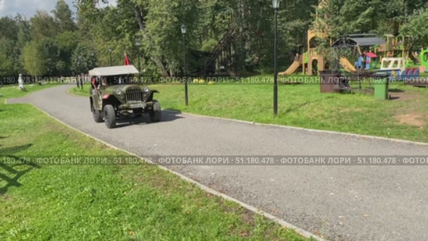 Участник фестиваля "АвтоЭкзотика 2025" в усадьбе Гребнево - советский военный автомобиль повышенной проходимости ГАЗ-67, едет по парковой дорожке усадьбы. Редакционное видео, видеограф Владимир Шипикин / Фотобанк Лори