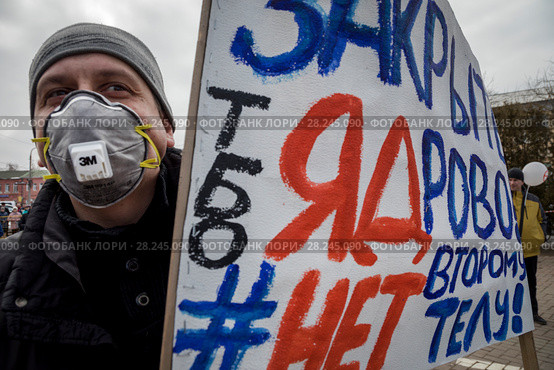 Участник санкционированного митинга против полигона твердых бытовых отходов "Ядрово" на площади у здания администрации Волоколамского района в городе Волоколамске, Московская область, Россия, 1 апреля 2018. Редакционное фото, фотограф Николай Винокуров / Фотобанк Лори