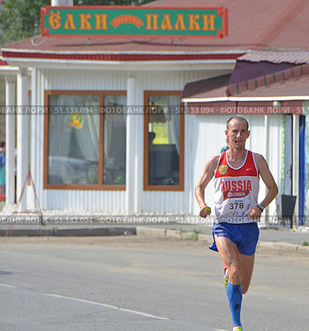 Участник Сибирского Международного Марафона в Омске (2017 год). Редакционное фото, фотограф Александр Карпенко / Фотобанк Лори