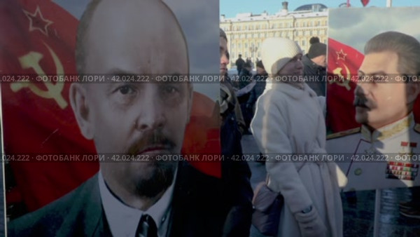 Участники акции КПРФ держат большие портреты лидеров СССР Иосифа Сталина и Владимира Ленина во время церемонии возложения цветов и венков к Мавзолею Владимира Ленина в связи с 100-й годовщиной со дня его смерти, Россия (2024 год). Редакционное видео, видеограф Николай Винокуров / Фотобанк Лори
