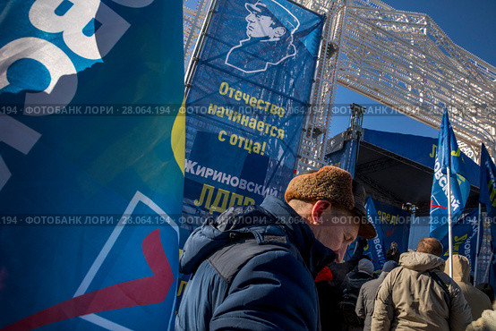 Участники митинга-концерта партии ЛДПР в честь Дня защитника Отечества на Пушкинской площади в центре города Москвы, Россия (2018 год). Редакционное фото, фотограф Николай Винокуров / Фотобанк Лори