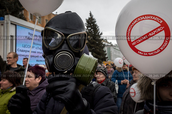 Участники митинга требуют закрытие полигона твердых бытовых отходов "Ядрово" на площади в центре города Волоколамска на фоне Волоколамского кремль, Московская область, Россия, 1 апреля 2018. Редакционное фото, фотограф Николай Винокуров / Фотобанк Лори