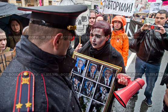Участники первомайской демонстрации. Партия мёртвых. Задержание активистки Варвары Михайловой с плакатом с портретами Путина.  Санкт-Петербург. (2018 год). Редакционное фото, фотограф Евгений Кашпирев / Фотобанк Лори