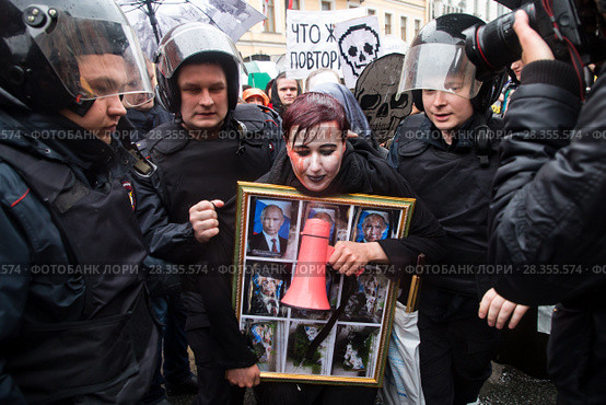 Участники первомайской демонстрации. Партия мёртвых. Задержание активистки Варвары Михайловой с плакатом с портретами Путина.  Санкт-Петербург. (2018 год). Редакционное фото, фотограф Евгений Кашпирев / Фотобанк Лори