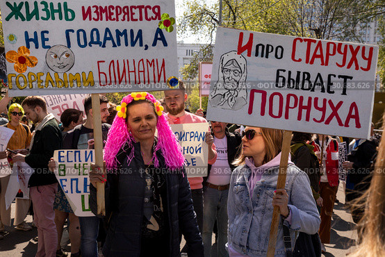 Участники первомайской Монстрации в городе Москве держат плакаты с лозунгами, Россия (2019 год). Редакционное фото, фотограф Николай Винокуров / Фотобанк Лори