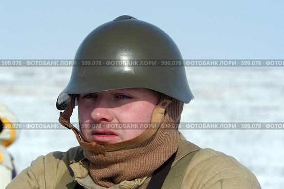 Участники военно-исторического клуба в форме бойца РККА в каске и телогрейке (2006 год). Редакционное фото, фотограф Виктор Филиппович Погонцев / Фотобанк Лори