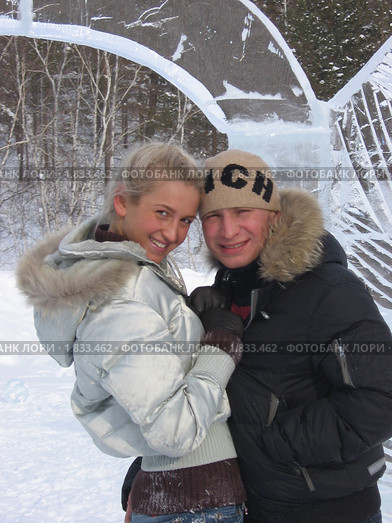 Учатсники проекта "Дом-2" Бузова и Третьяков обнимаются (2007 год). Редакционное фото, фотограф Алена Потапова / Фотобанк Лори