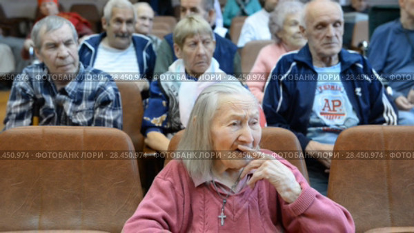 Ufa, Russia - APR 18: Older people in a nursing home. Close-up on April 14, 2018 in Ufa, Russia. Редакционное видео, видеограф Mikhail Erguine / Фотобанк Лори