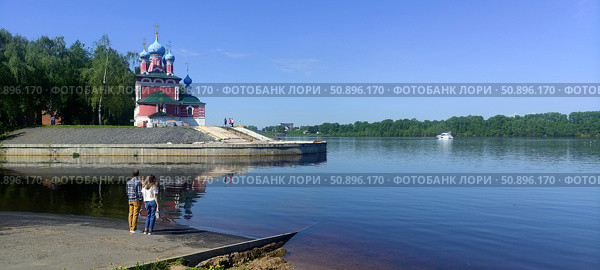 Углич. Пара туристов с берега Волги смотрят на церковь. Стоковое фото, фотограф Алексей Воронцов / Фотобанк Лори