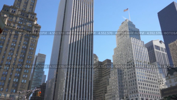 Угол Пятой Авеню и улицы Central Park в Нью-Йорке (2012 год). Стоковое видео, видеограф Igor Vorobyov / Фотобанк Лори