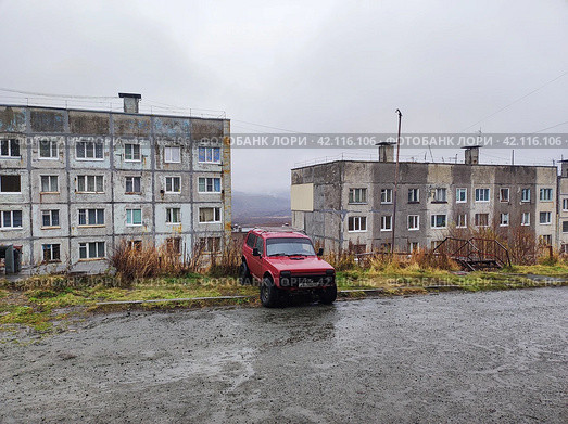 Угрюмый город с машинами во дворах после дождя. Пустые улицы мрачного города осенью, после того, как прошел дождь. Посёлок Завойко в городе Петропавловск-Камчатский. (2023 год). Редакционное фото, фотограф Sergey Starostin / Фотобанк Лори