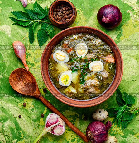 Ukrainian green borsch.Borsch with sorrel and nettles.Ukrainian cuisine. Sorrel soup in bowl. Стоковое фото, агентство Ingram Publishing / Фотобанк Лори