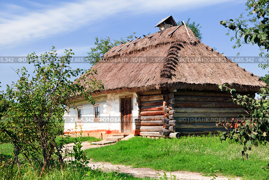 Украинская хата в Музее народной архитектуры и быта в Пирогове, Киев, Украина (2011 год). Редакционное фото, фотограф Николай Винокуров / Фотобанк Лори