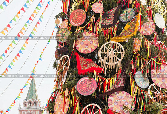 Украшенная ель. Празднование Масленицы. Манежная площадь. Москва. Редакционное фото, фотограф E. O. / Фотобанк Лори