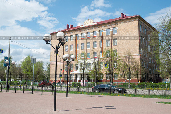 Украшенная к 9 Мая средняя общеобразовательная школа № 13 в городе Электростали Московской области. Редакционное фото, фотограф Кузин Алексей / Фотобанк Лори