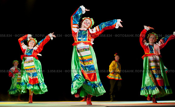 Улан-Удэ, 2011. Народный студенческий ансамбль песни и танца "Байкальские волны" Бурятского гос. университета. Редакционное фото, фотограф Александр Подшивалов / Фотобанк Лори