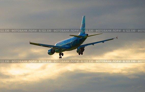 Улетающий на фоне закатного неба Airbus A319-111 (VQ-BAS) авиакомпании "Россия" в окраске футбольного клуба "Зенит" (2015 год). Редакционное фото, фотограф Виктор Карасев / Фотобанк Лори