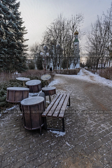 Уличная инсталляция с барабанами в зимнем парке. Редакционное фото, фотограф Пучков Андрей Александрович / Фотобанк Лори