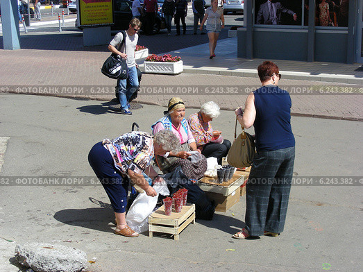 Уличная торговля ягодами около станции города Раменское, Московской области (2014 год). Редакционное фото, фотограф lana1501 / Фотобанк Лори