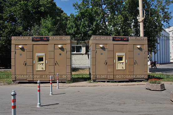 Уличные общественные туалеты. ВДНХ. Останкинский район. Город Москва (2014 год). Редакционное фото, фотограф lana1501 / Фотобанк Лори