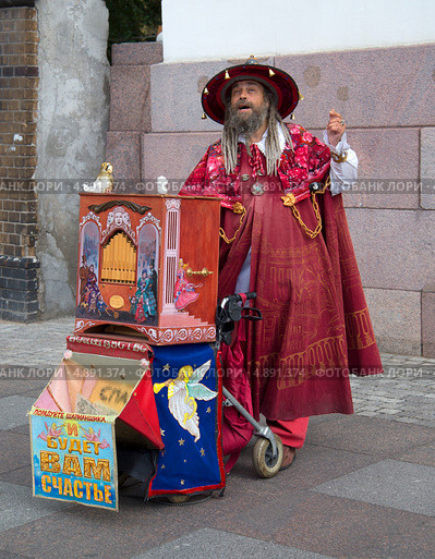 Уличный шарманщик (2013 год). Редакционное фото, фотограф Виктор Карасев / Фотобанк Лори